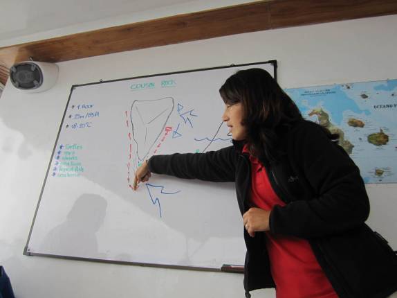 Nossa guia Glenda nos explica o próximo mergulho, em Isla Santiago, em Galápagos (foto de Maria Edwards)